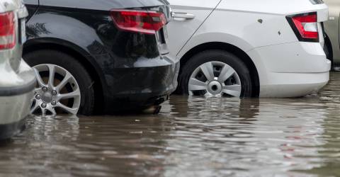 Auto's in het water na overstroming