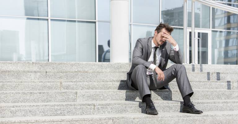 Man op trap met burnout